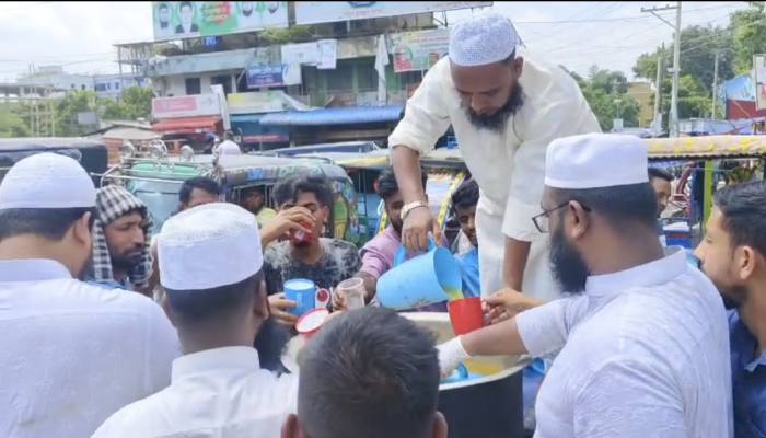 মুরাদনগরে গরমে পথচারীদের মাঝে কওমী তরুন ওলামা পরিষদের শরবত বিতরণ