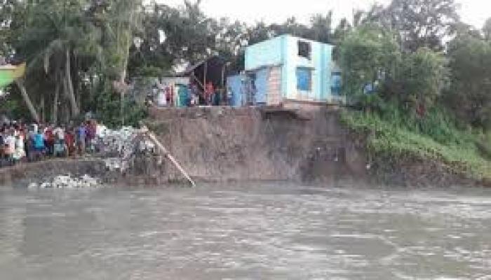 ব্রাহ্মণবাড়িয়ার চাতলপাড়ে নদীভাঙনের হুমকিতে শতাধিক পরিবার, স্থায়ী বাঁধের দাবি এলাকাবাসীর