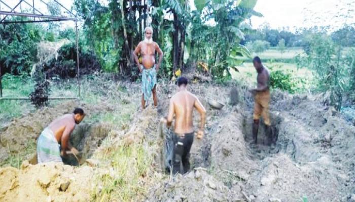 কুমিল্লার মুরাদনগরে এগিয়ে আসেনি কেউ, কবর খুঁড়ছে গ্রাম পুলিশ