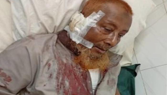 চাঁদপুরে জুমার বয়ান পছন্দ না হওয়ায় মসজিদে ঢুকে খতিবকে কুপিয়ে হত্যা চেষ্টা