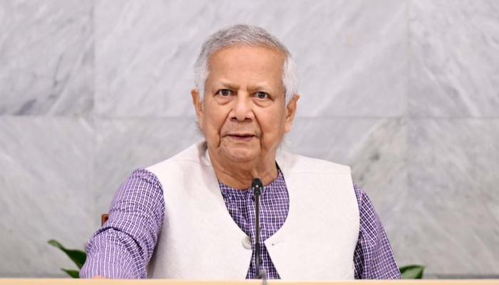 মাইলস্টোনে বিমান দুর্ঘটনায় আহতদের খোঁজ নিতে বার্ন ইনস্টিটিউটে গেলেন প্রধান উপদেষ্টা