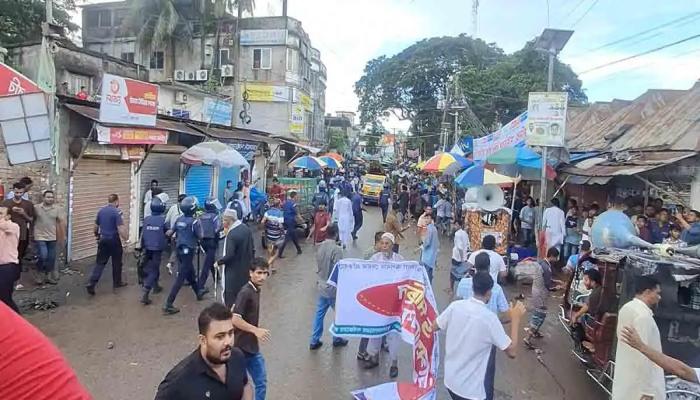 মুরাদনগরে রাজনৈতিক সংঘর্ষ: আল্লাহ চত্বরে উত্তপ্ত বিকেল