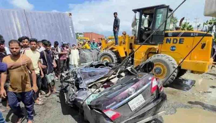 কুমিল্লায় লরি উল্টে প্রাইভেট কারের চার যাত্রী নিহত  একই পরিবারের স্বপ্ন চুরমার, আহত ৩