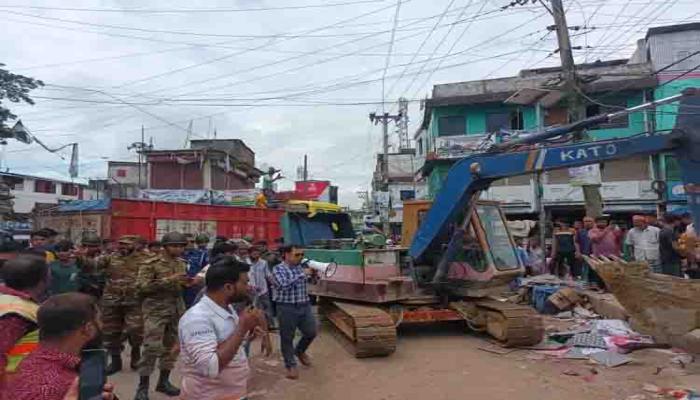বরুড়ায় প্রশাসনের উচ্ছেদ অভিযান: অবৈধ দোকান অপসারণ, যানজট নিরসনের পদক্ষেপ