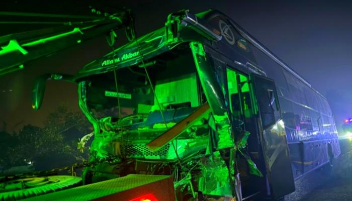 “কুমিল্লায় স্লিপার বাস-পিকআপ সংঘর্ষে প্রাণহানি, ১৪ আহত”