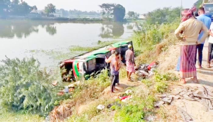 দাউদকান্দিতে নিয়ন্ত্রণ হারিয়ে বাস খাদে, আহত ১৫ যাত্রী