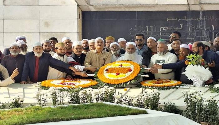 খালেদা জিয়ার কবরে মনিরুল হক চৌধুরীর শ্রদ্ধা